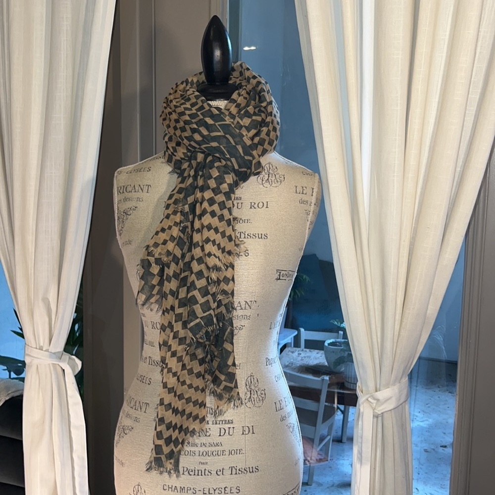 Navy blue & tan checkered lightweight neck scarf 🧣 shawl wrap one size fits all - Picture 5 of 5